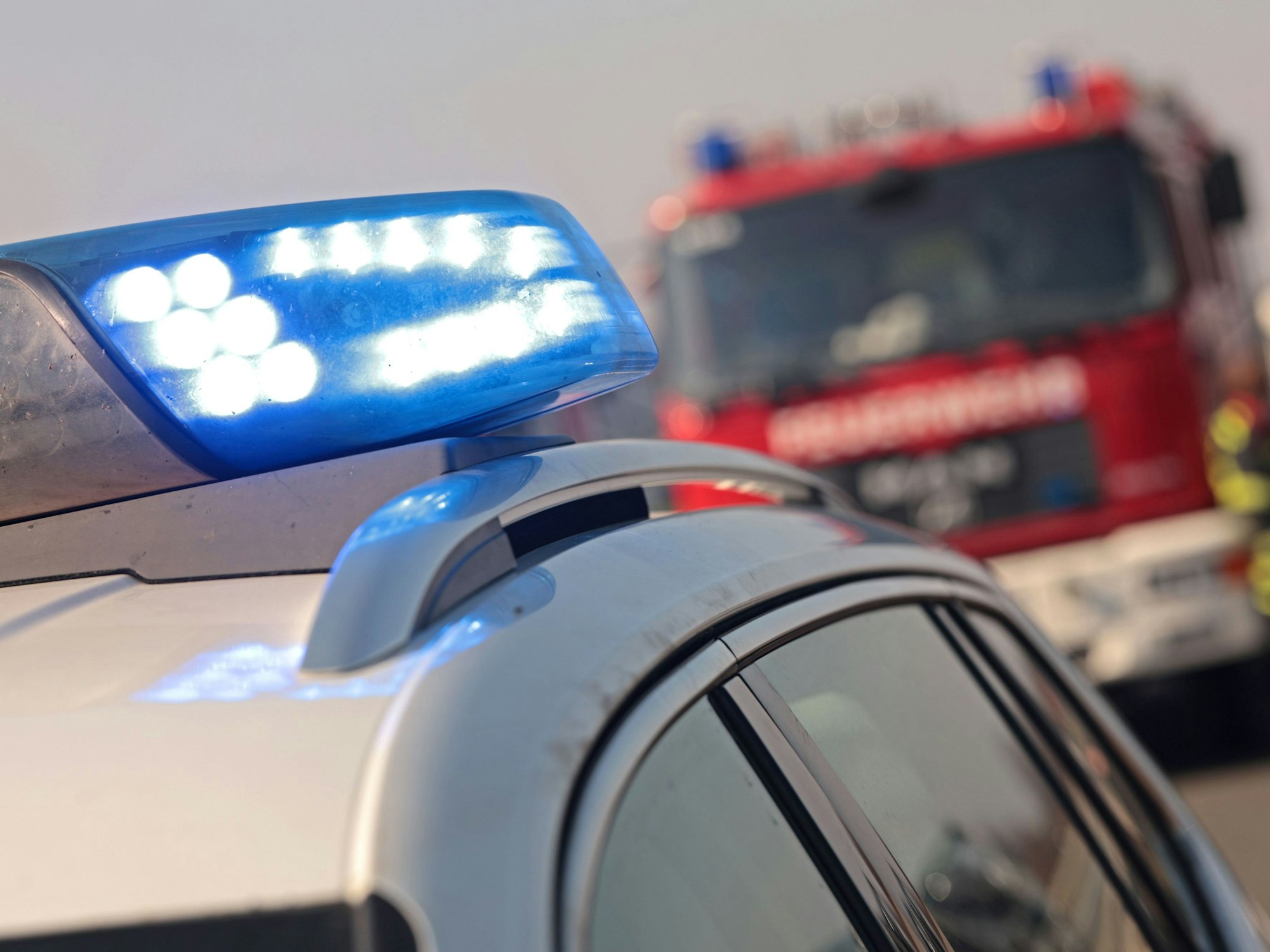 Einsatzkräfte von Feuerwehr und Polizei auf der Autobahn.