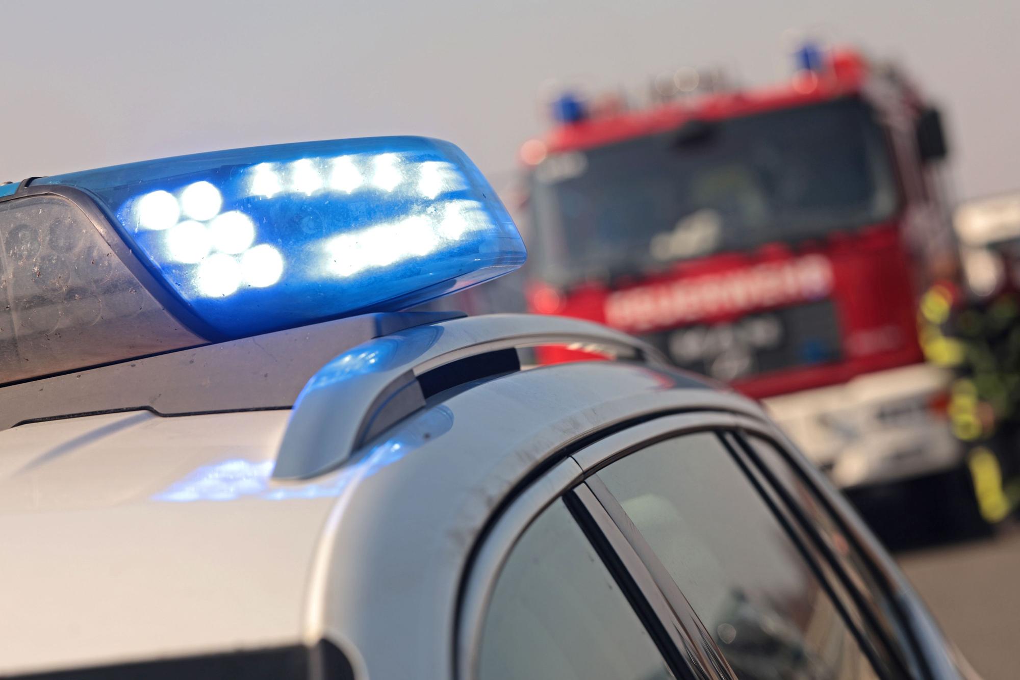 Einsatzkräfte von Feuerwehr und Polizei auf der Autobahn.