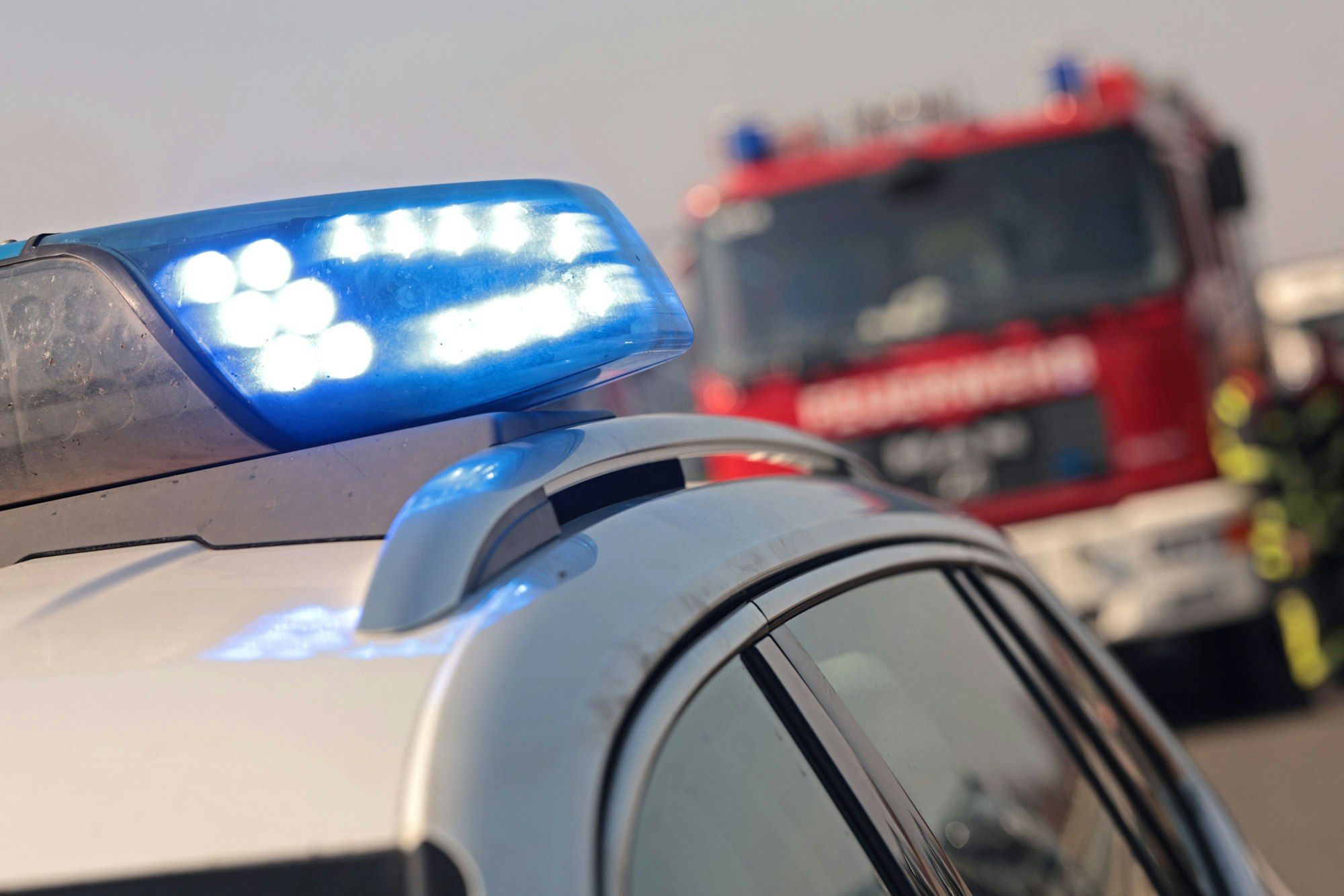 Einsatzkräfte von Feuerwehr und Polizei auf der Autobahn.