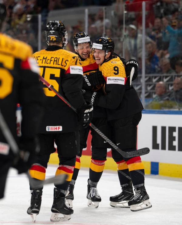 Deutschlands Leon Gawanke (r.) feiert mit seinem Team nach dem sechsten Tor.