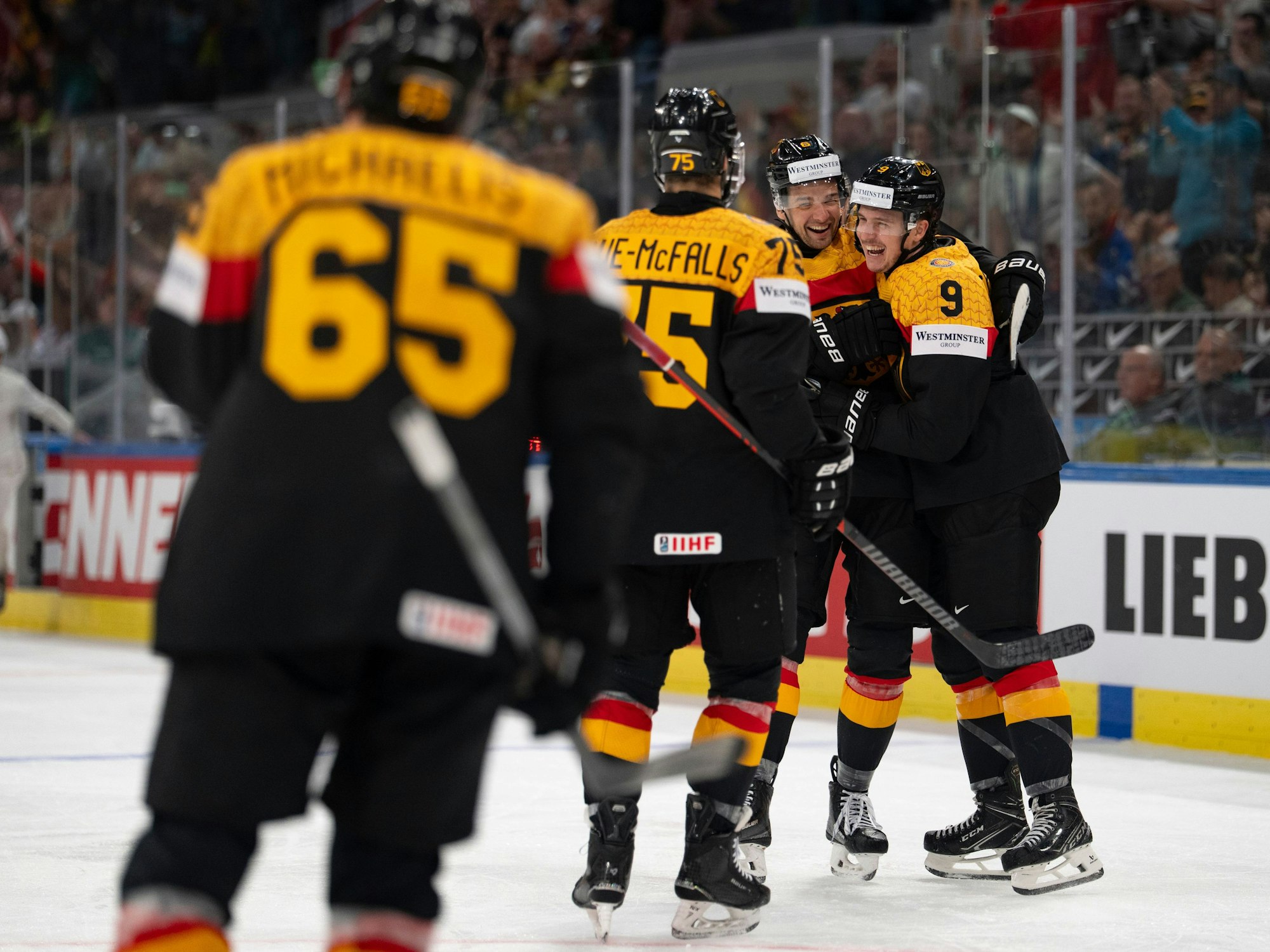 Deutschlands Leon Gawanke (r.) feiert mit seinem Team nach dem sechsten Tor.