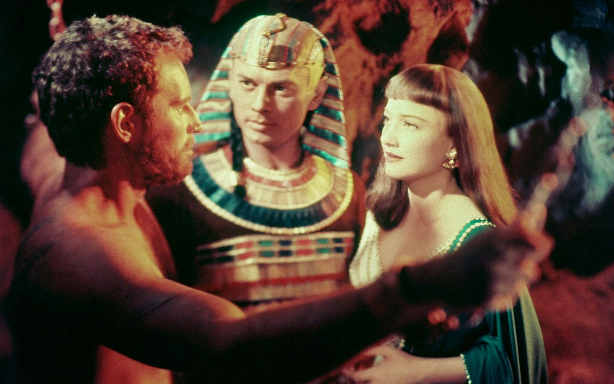 Neben Charlton Heston (links) sind in „Die zehn Gebote“ mit Yul Brynner als Ramses und Anne Baxter als Nefretiri zwei der größten Stars der 50er-Jahre zu sehen. (Bild: ARD Degeto / Paramount Pictures)