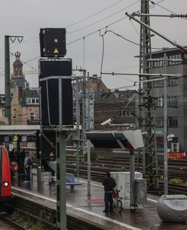 Eine Regionalbahn fährt am elektronischen Stellwerk der Bahn in Bahnhof Köln Hansaring.