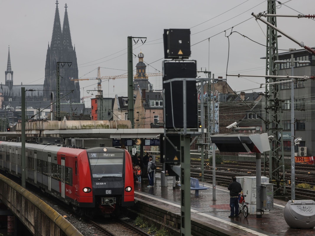 Eine Regionalbahn fährt am elektronischen Stellwerk der Bahn in Bahnhof Köln Hansaring.