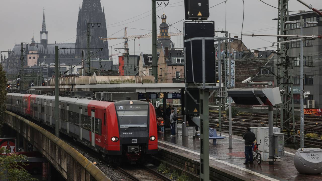 Eine Regionalbahn fährt am elektronischen Stellwerk der Bahn in Bahnhof Köln Hansaring.