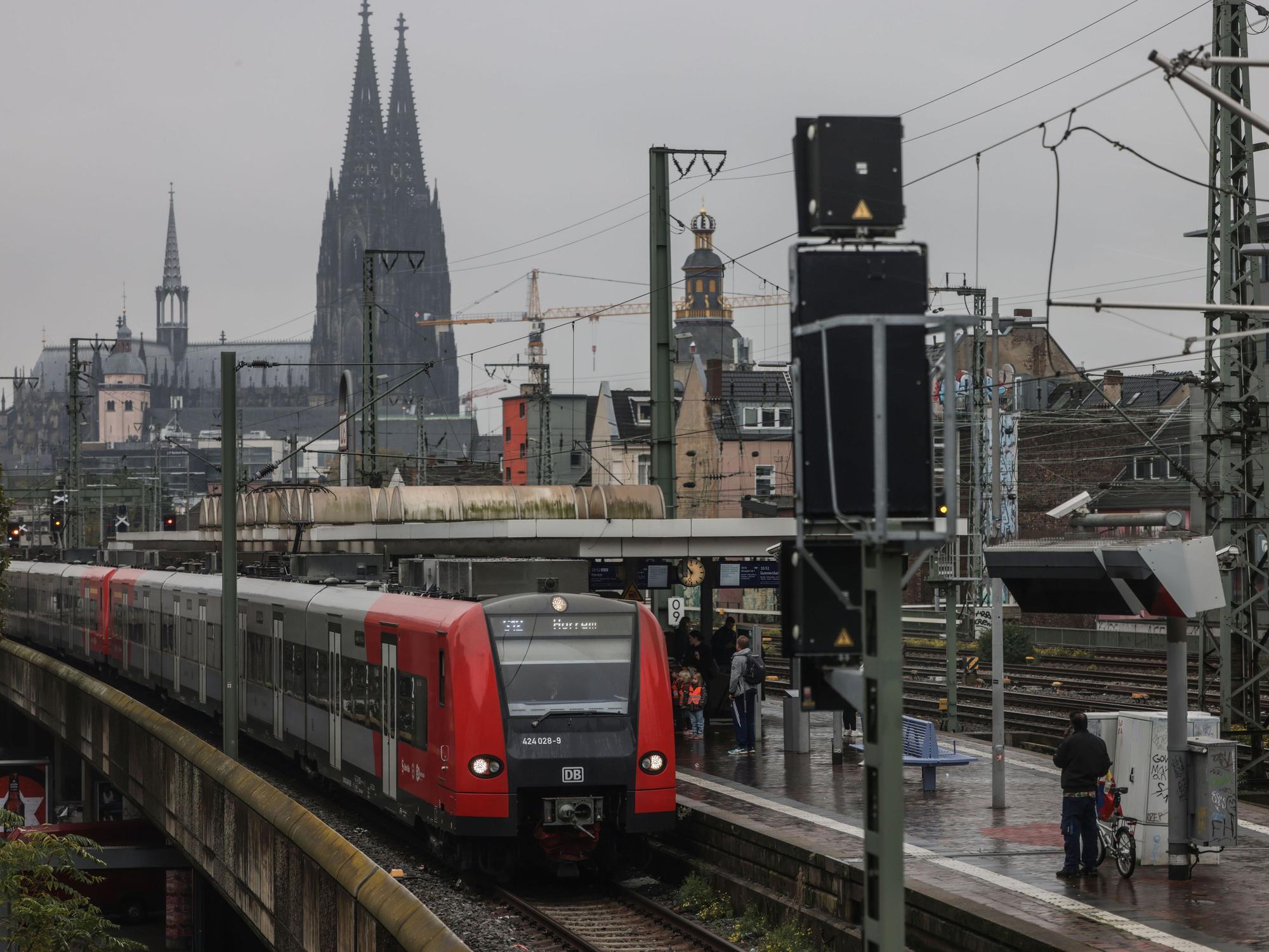 Eine Regionalbahn fährt am elektronischen Stellwerk der Bahn in Bahnhof Köln Hansaring.