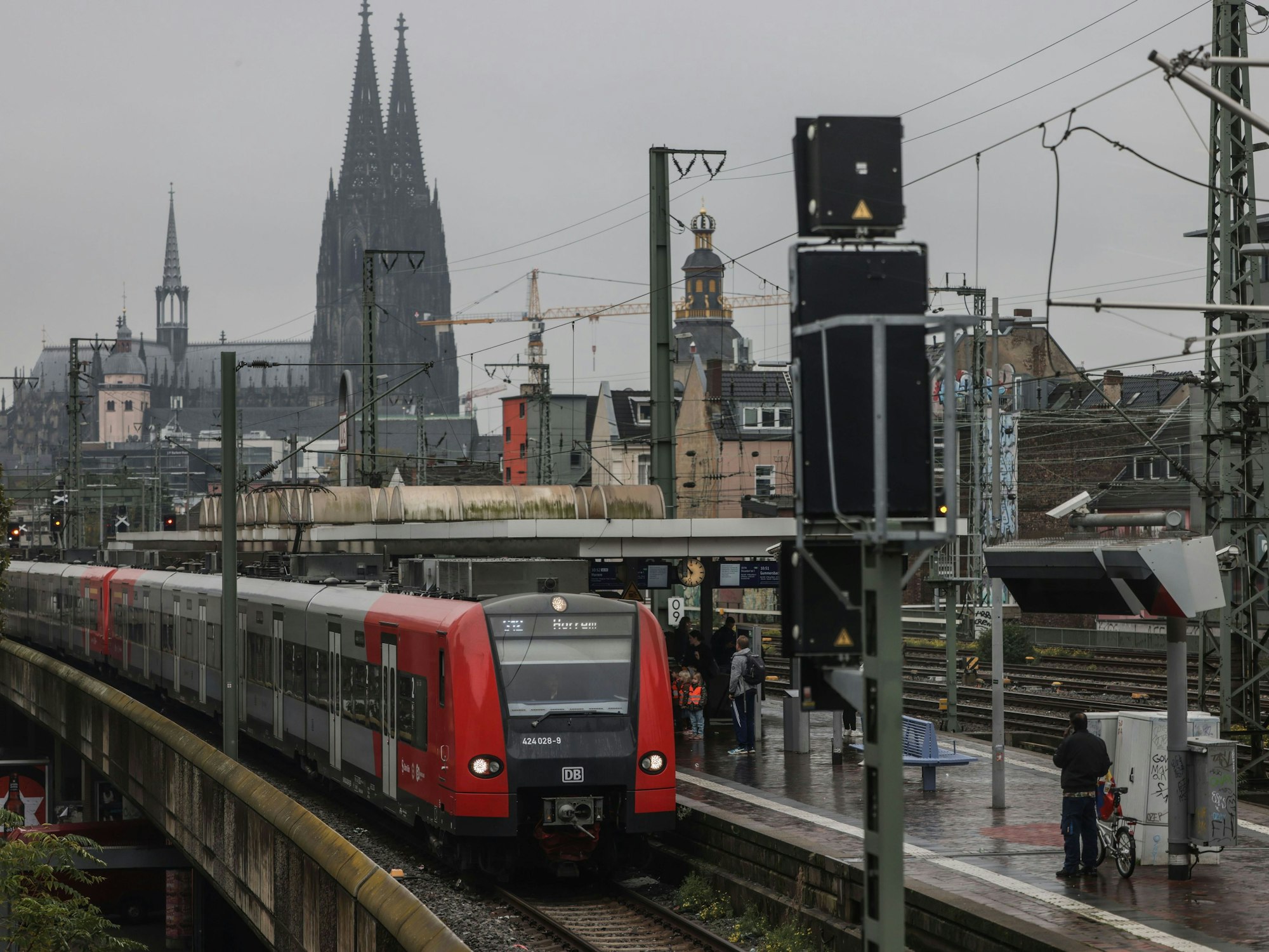 Eine Regionalbahn fährt am elektronischen Stellwerk der Bahn in Bahnhof Köln Hansaring.