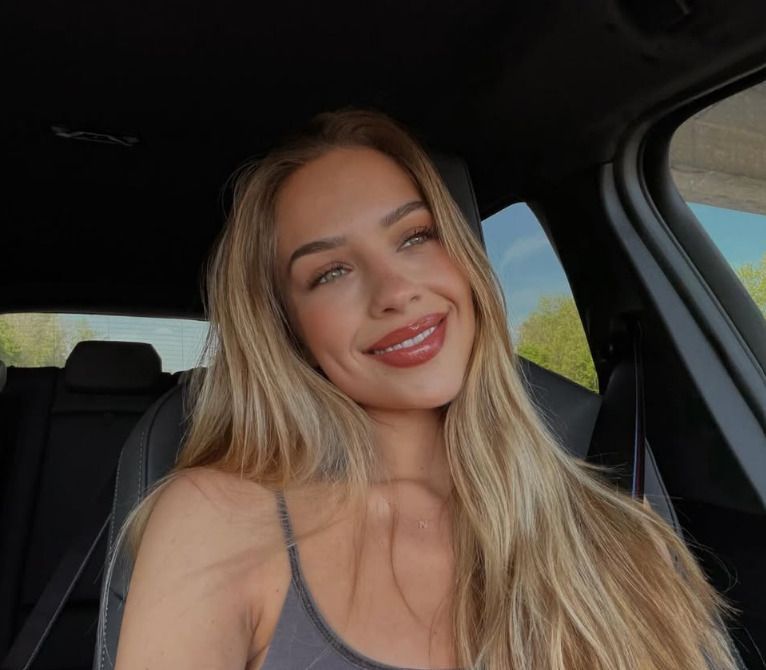 Dieses Selfie von ihrem Instagram-Kanal zeigt Nele Amiri in einem Auto.