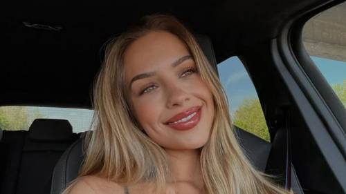 Dieses Selfie von ihrem Instagram-Kanal zeigt Nele Amiri in einem Auto.