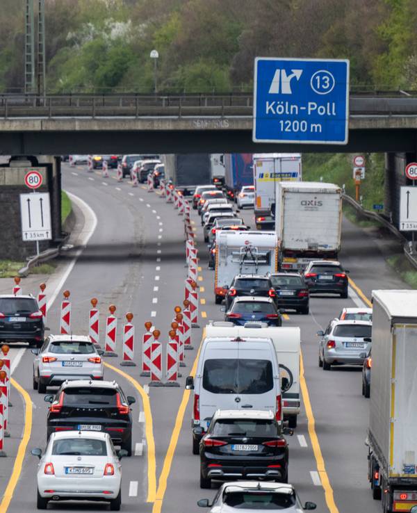 Auf der A4 stehen Wohnmobile im Stau (Archivbild). Mit dem Beginn der Osterferien fahren viele in den Urlaub.