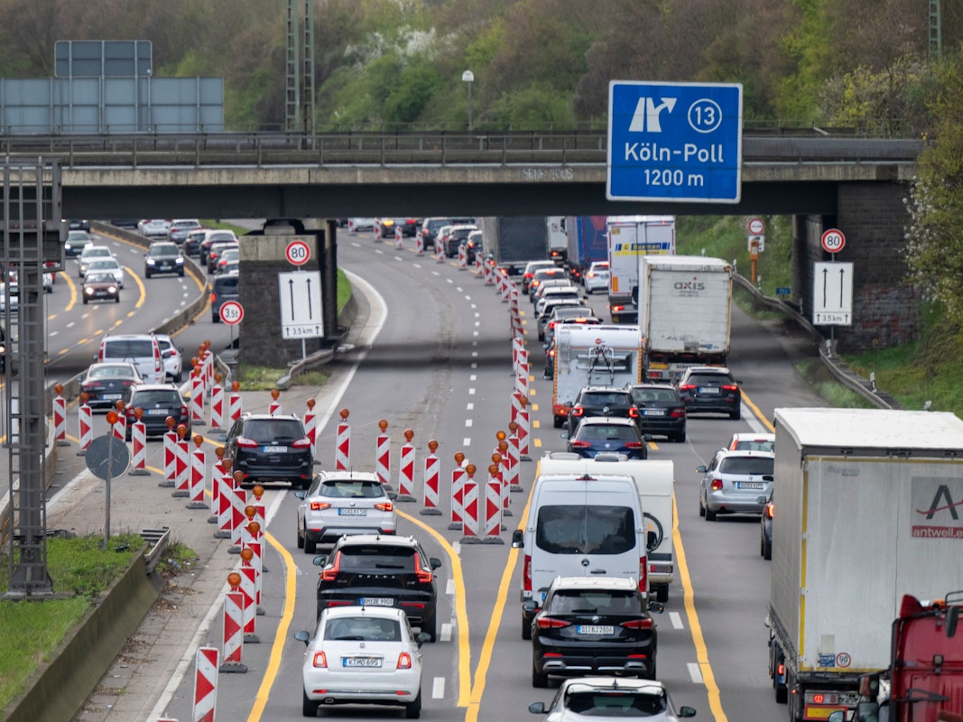 Auf der A4 stehen Wohnmobile im Stau (Archivbild). Mit dem Beginn der Osterferien fahren viele in den Urlaub.