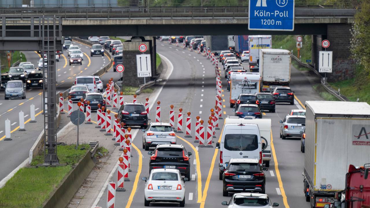 Auf der A4 stehen Wohnmobile im Stau (Archivbild). Mit dem Beginn der Osterferien fahren viele in den Urlaub.