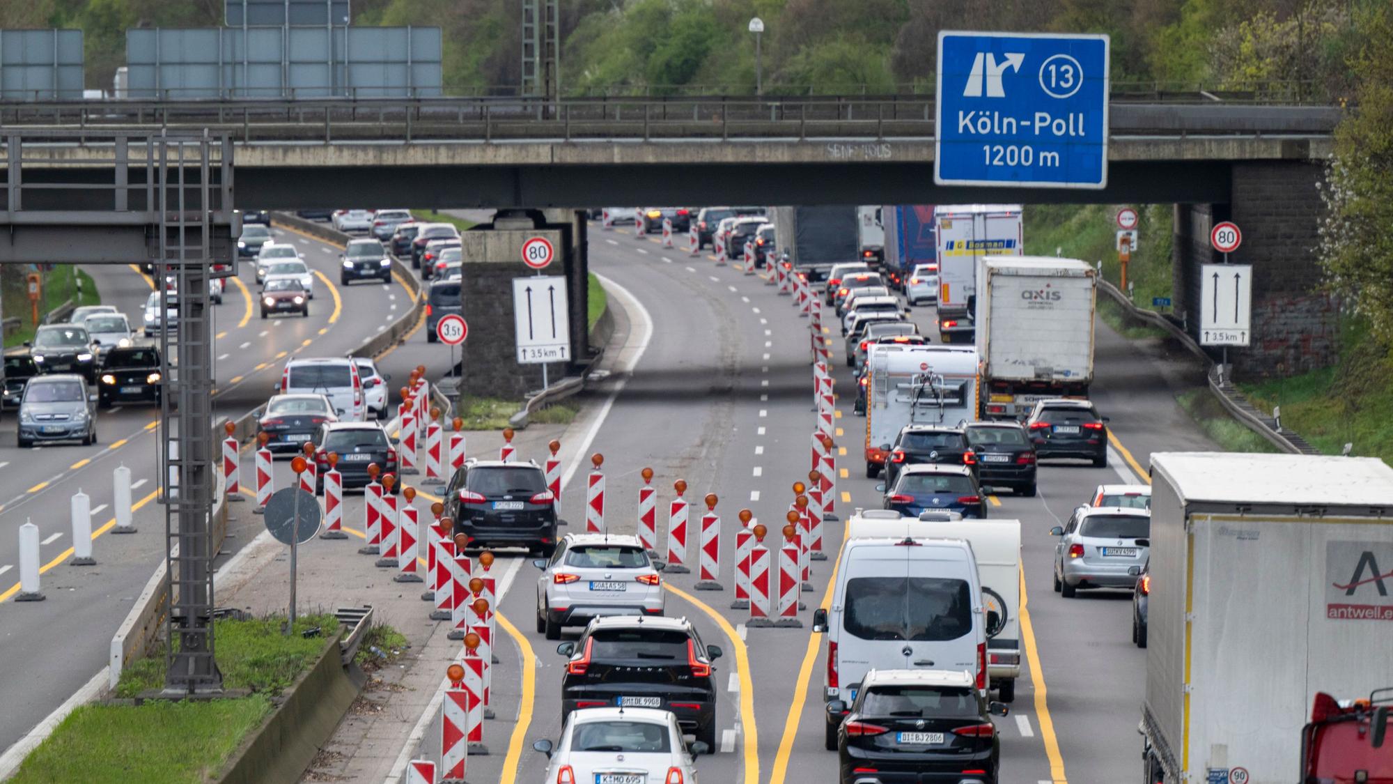 Auf der A4 stehen Wohnmobile im Stau (Archivbild). Mit dem Beginn der Osterferien fahren viele in den Urlaub.