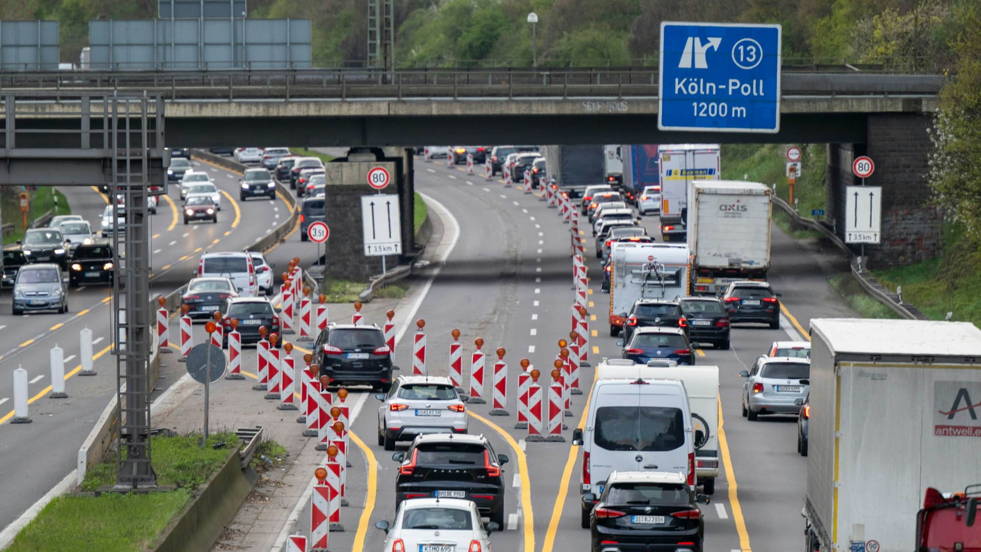 Auf der A4 stehen Wohnmobile im Stau (Archivbild). Mit dem Beginn der Osterferien fahren viele in den Urlaub.