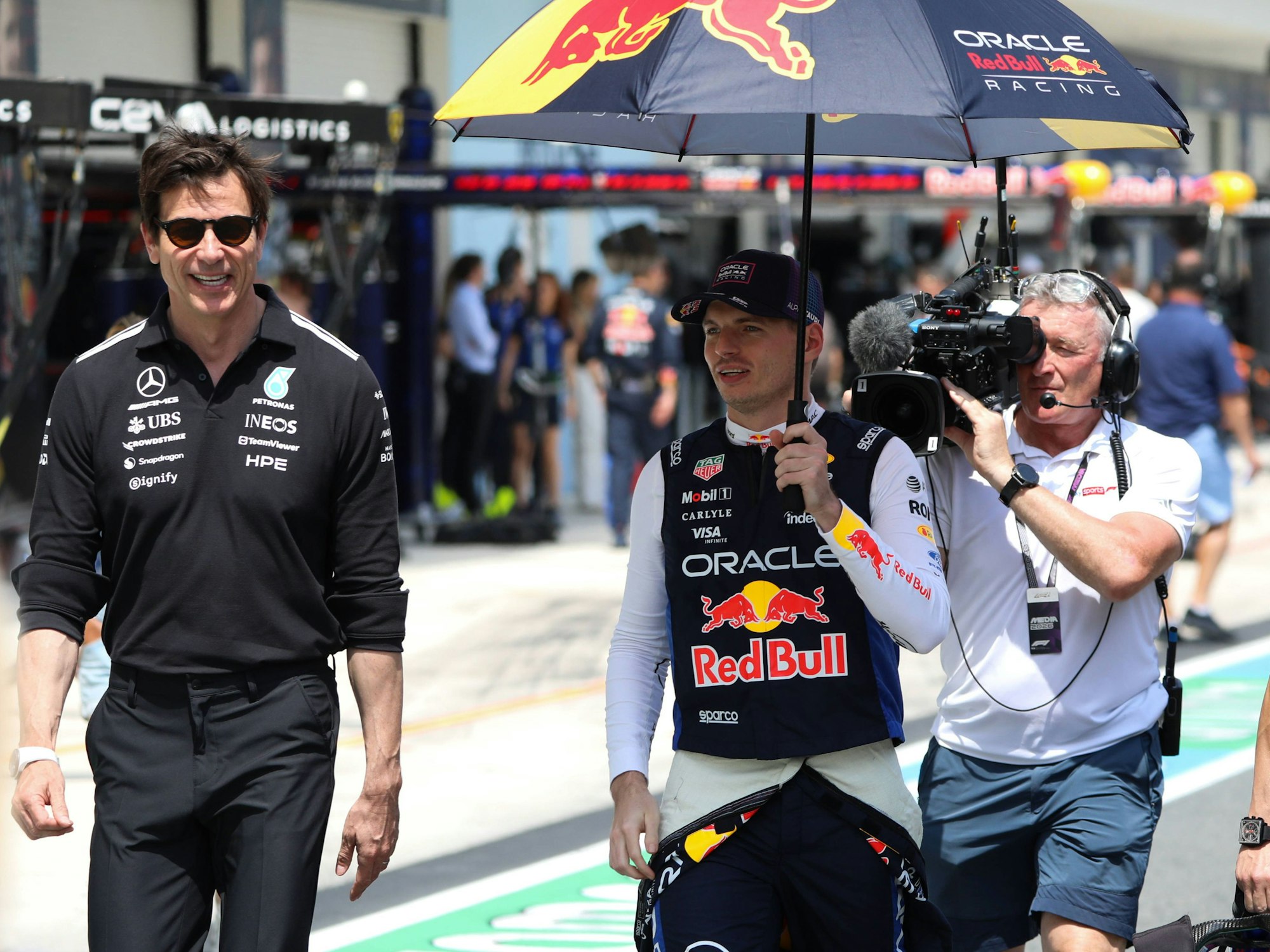 Toto Wolff und Max Verstappen gehen nebeneinander durchs Fahrerlager.