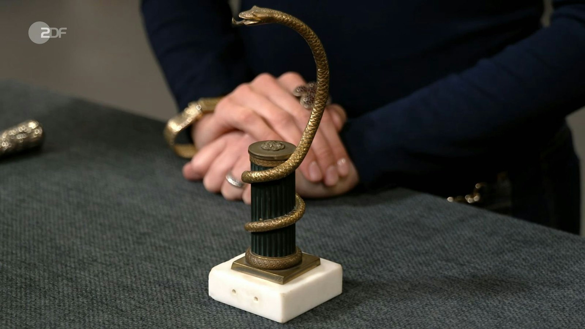 Der Taschenuhrständer mit Schlange aus Bronze aus der Zeit um 1890 hatte einen Wert von 50 bis 70 Euro. Daniel Meyer zahlte sogar 400 Euro.
(Bild: ZDF)