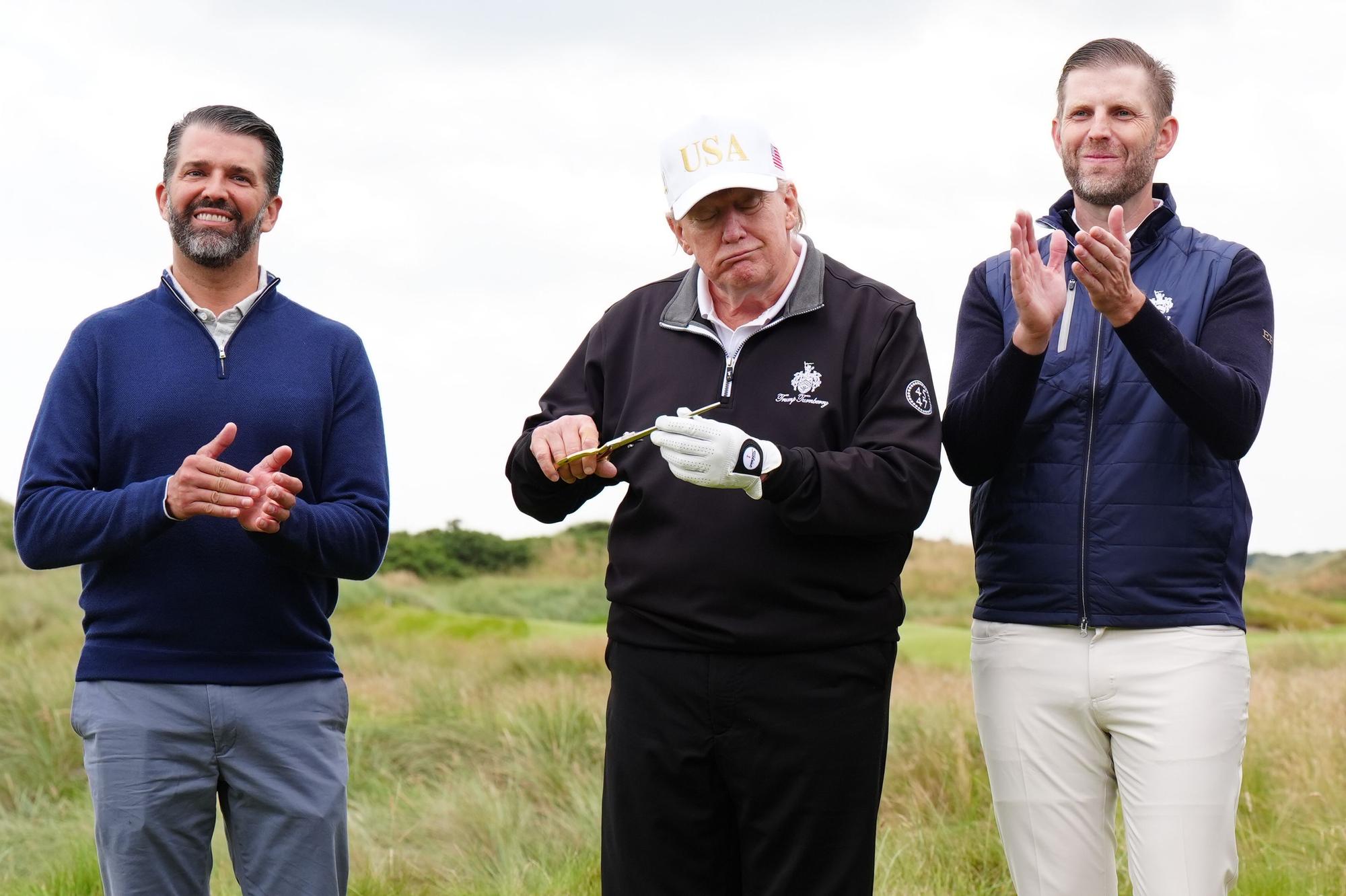 US-Präsident Donald Trump (Mitte) neben seinen Söhnen Donald Trump Jr. (l.) und Eric Trump (r.) im Sommer 2025.