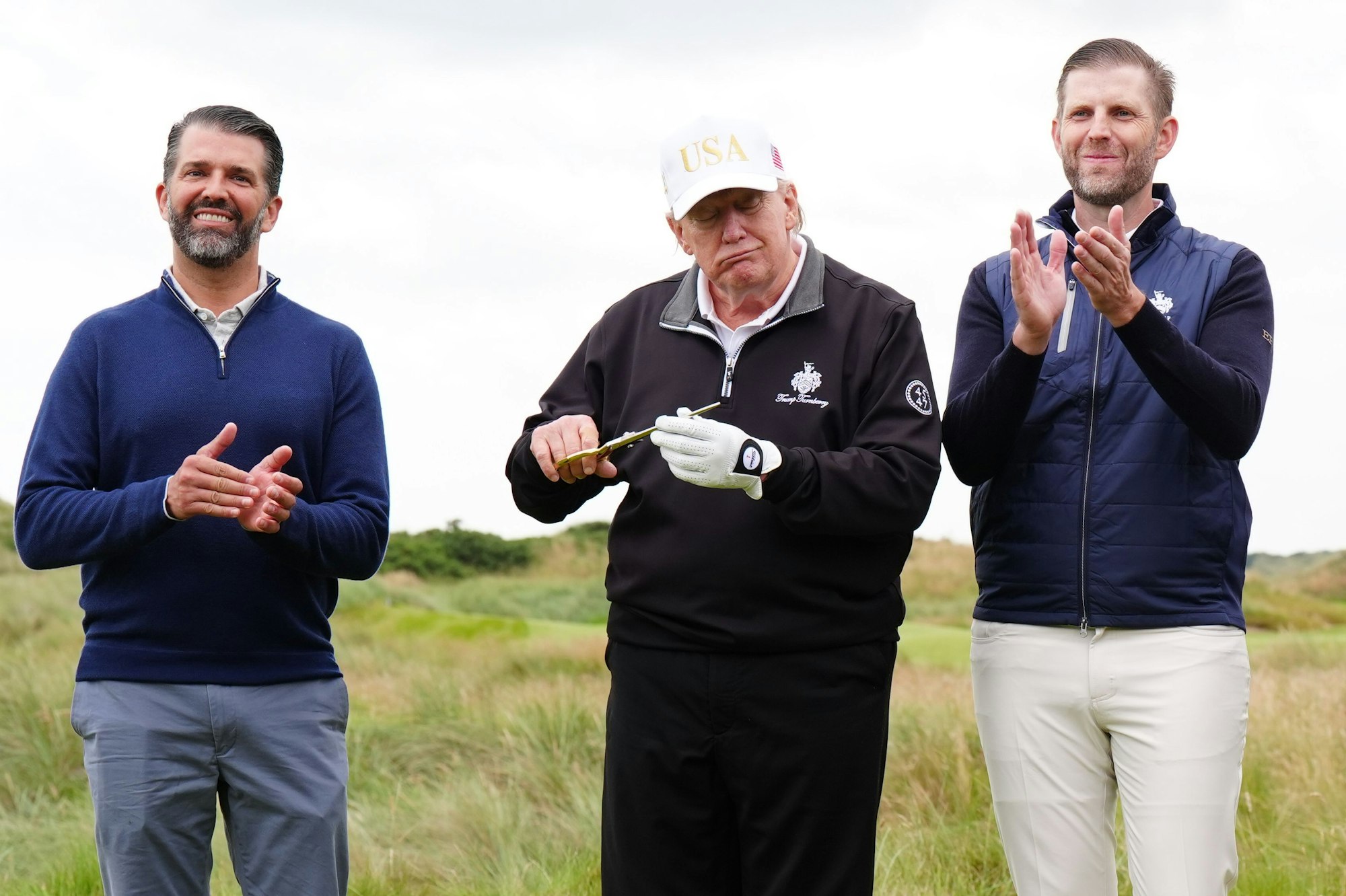 US-Präsident Donald Trump (Mitte) neben seinen Söhnen Donald Trump Jr. (l.) und Eric Trump (r.) im Sommer 2025.