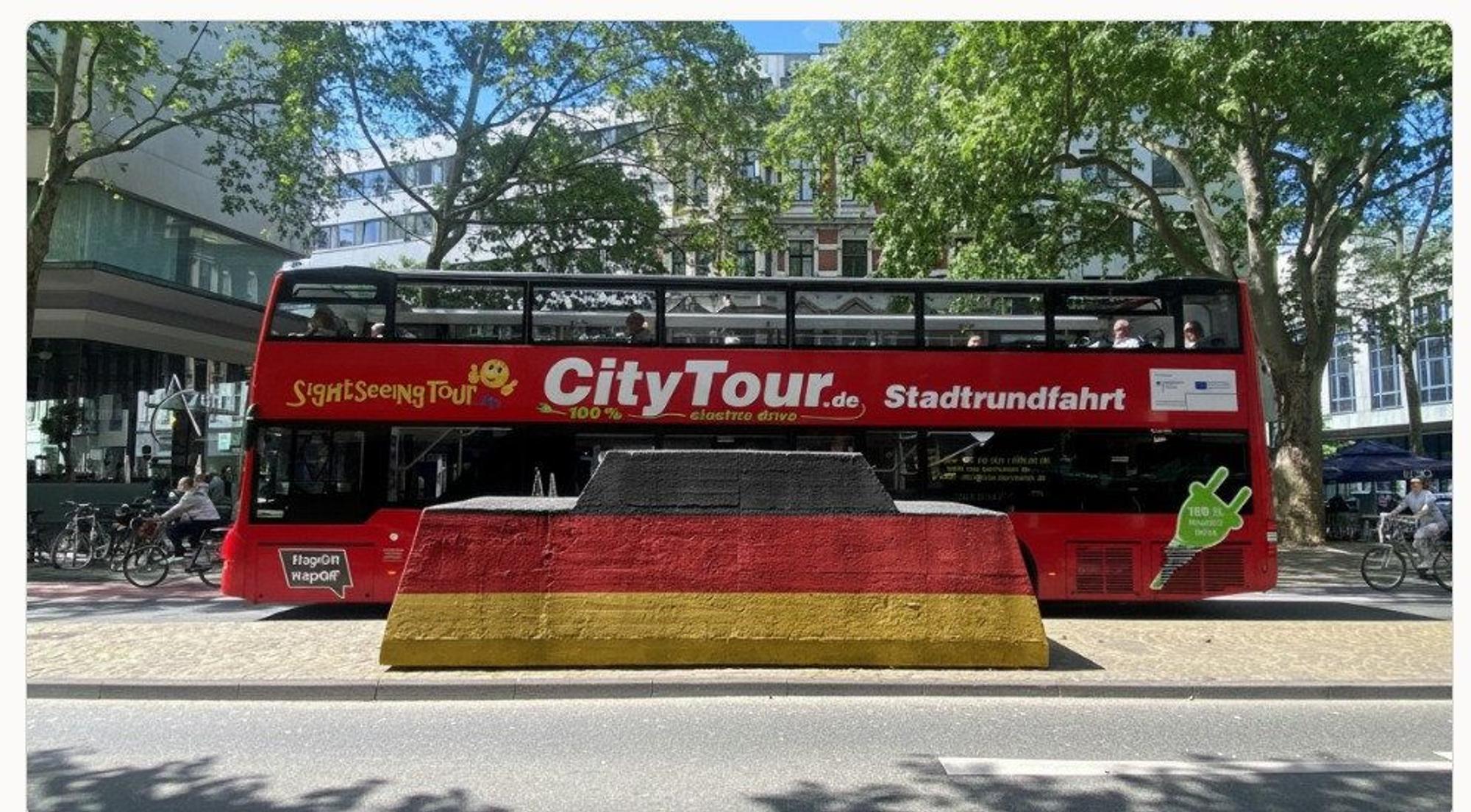 Betonauto visualisiert in den deutschen Nationalfarben.