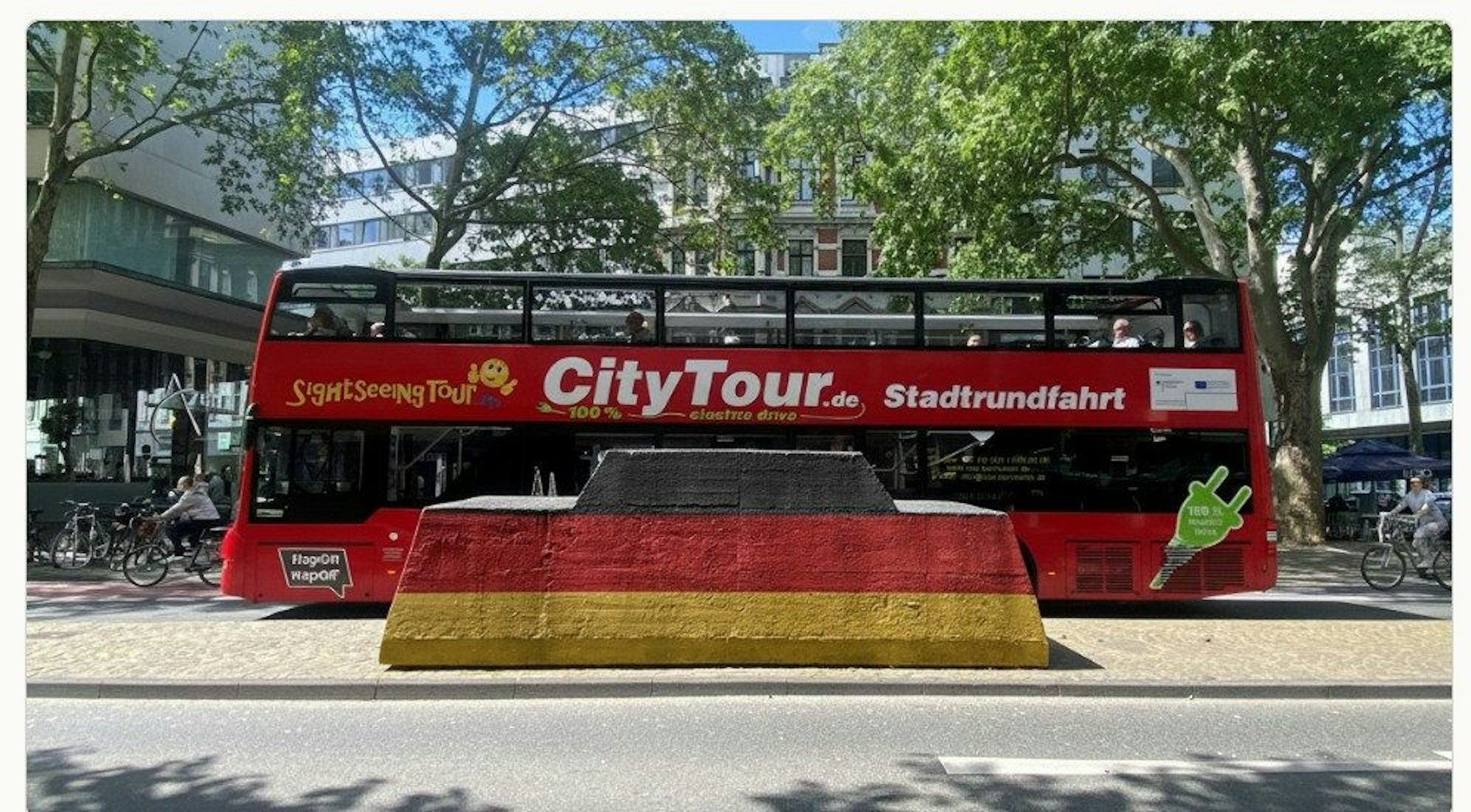 Betonauto visualisiert in den deutschen Nationalfarben.