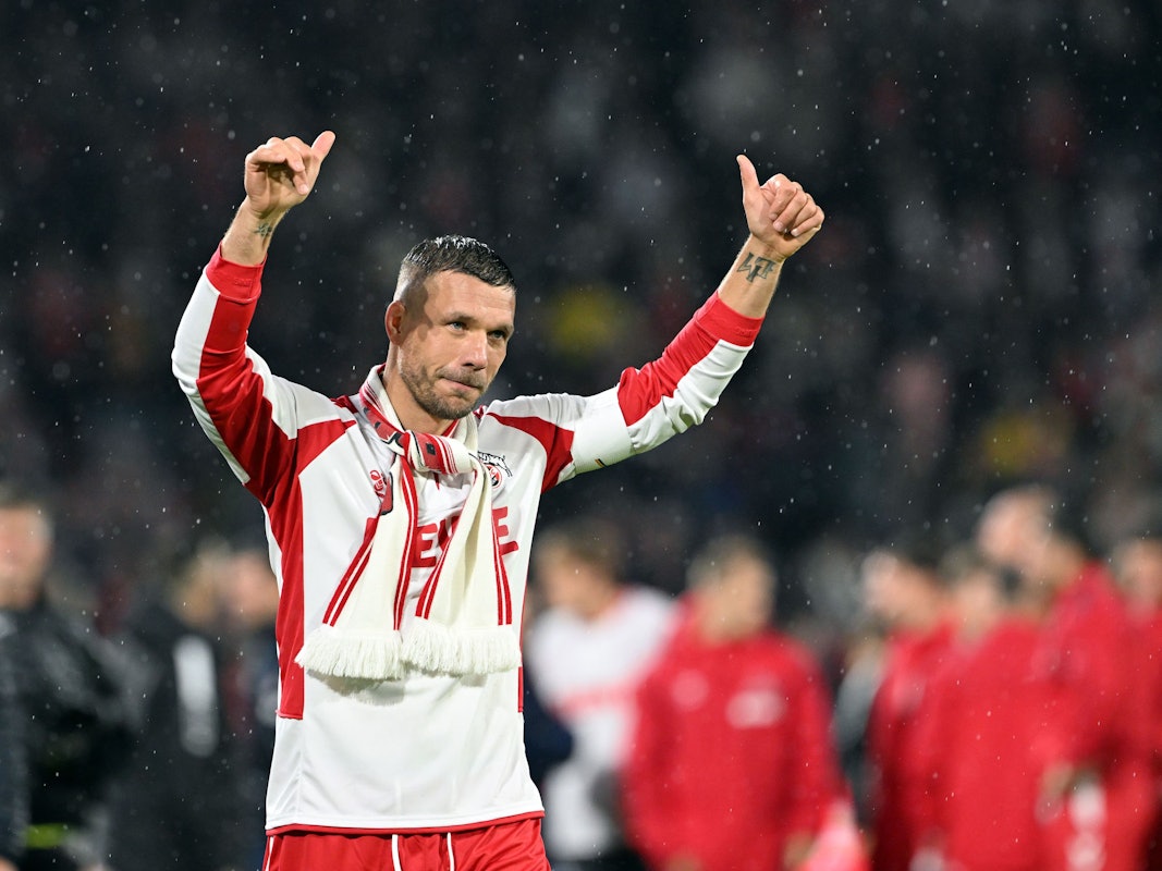 Lukas Podolski bedankt sich bei den Fans.
