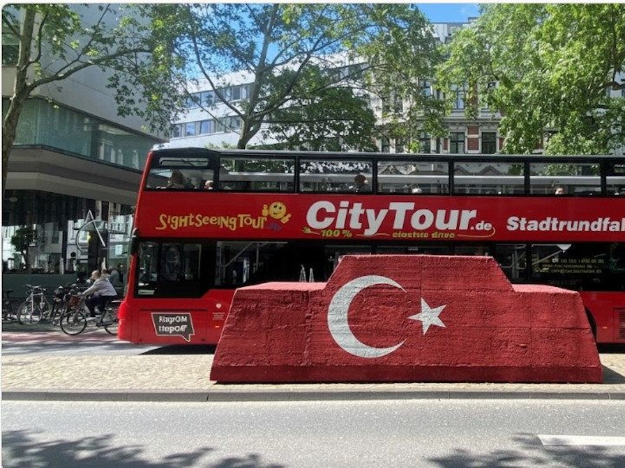 Das Kölner Betonauto in türkischen Nationalfarben