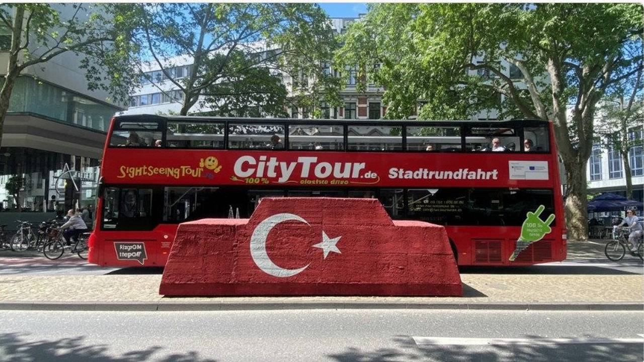 Das Kölner Betonauto in türkischen Nationalfarben