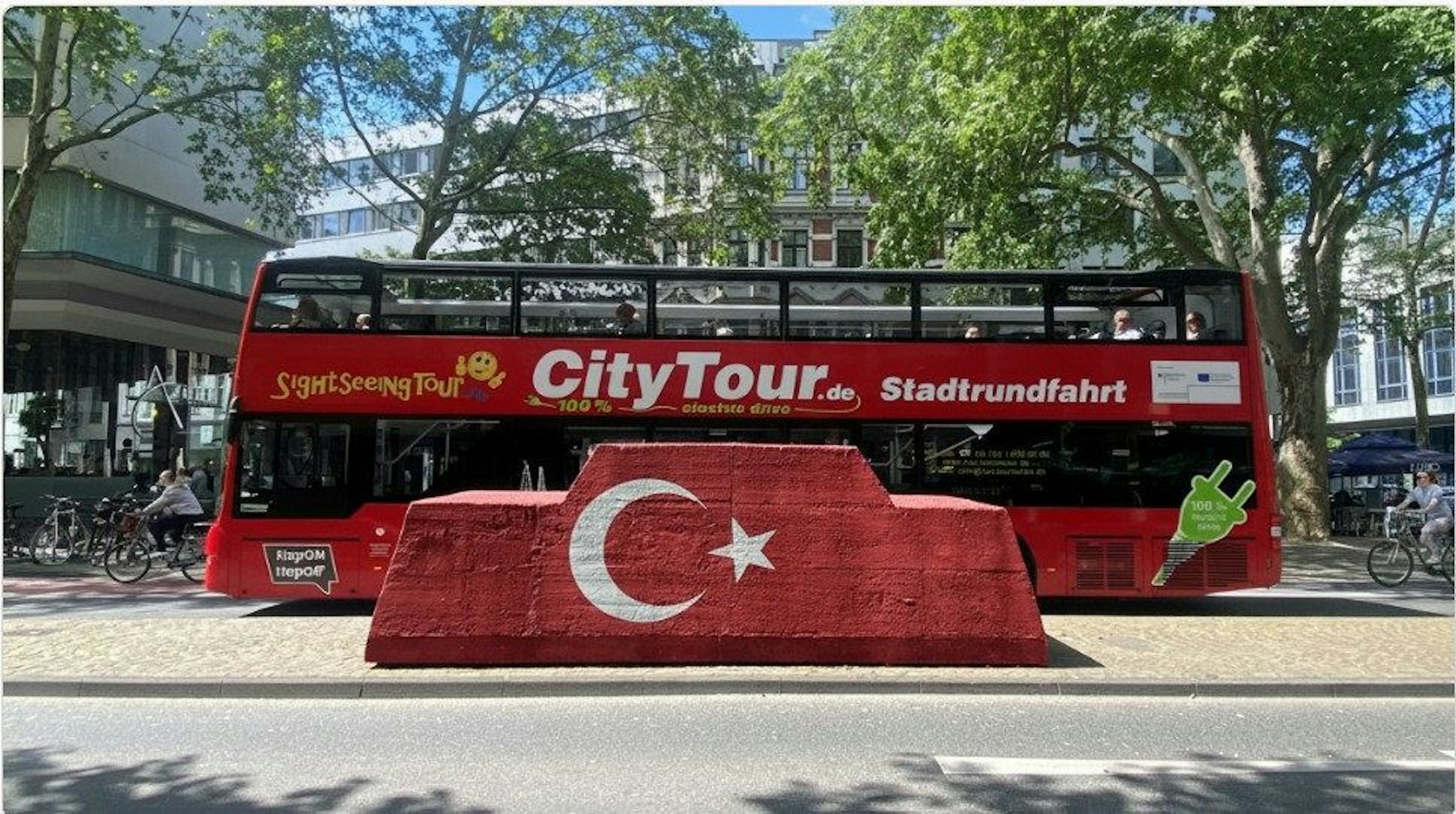 Das Kölner Betonauto in türkischen Nationalfarben