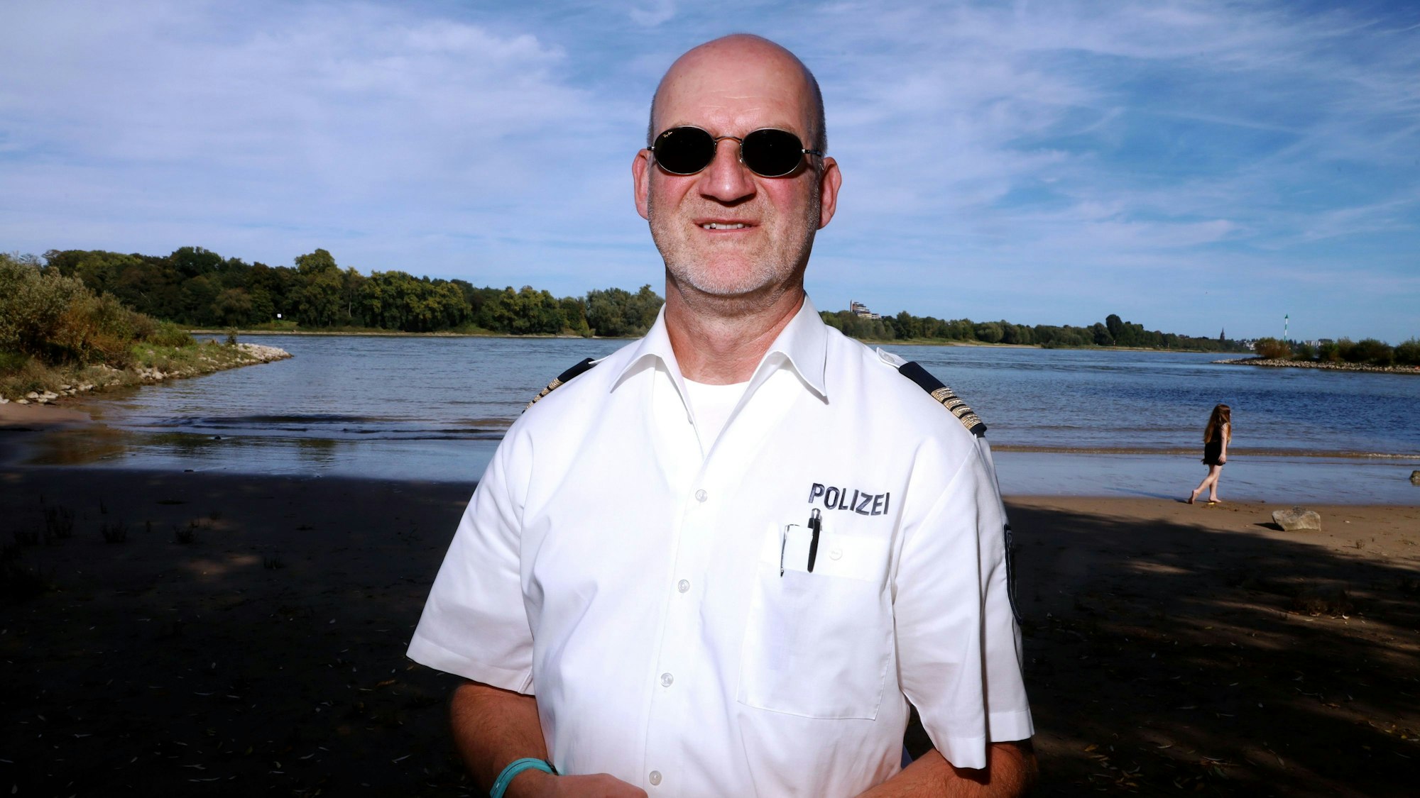 Edgar Muth von der Wasserschutzpolizei am Rheinufer in Rodenkirchen (Bild von September 2025).