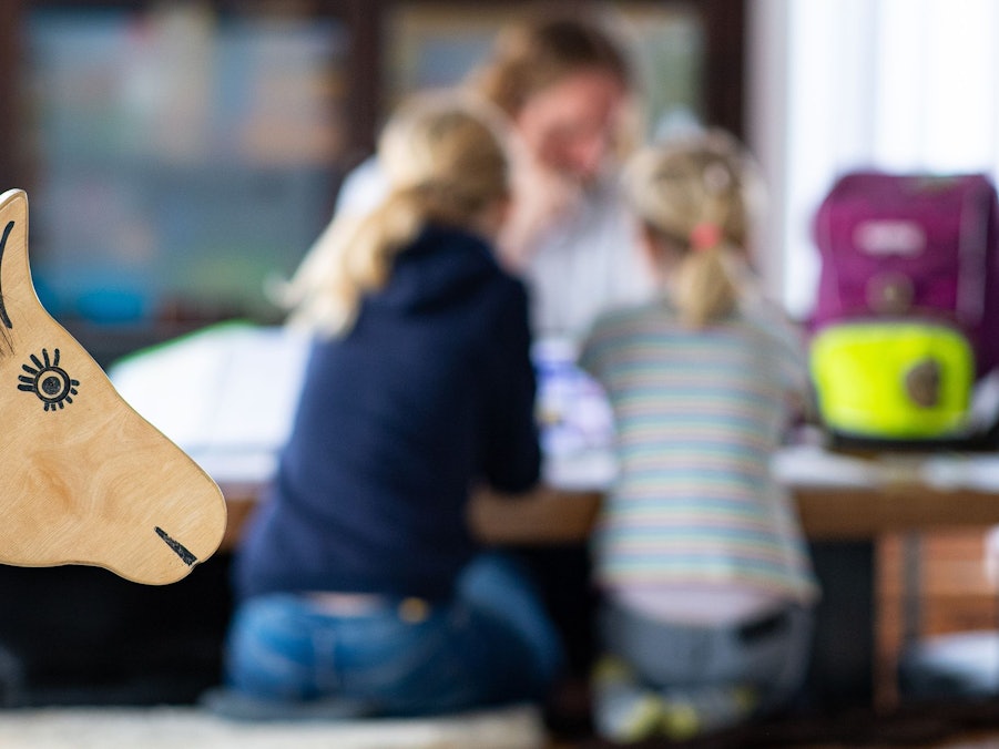 Kinder machen Hausaufgaben