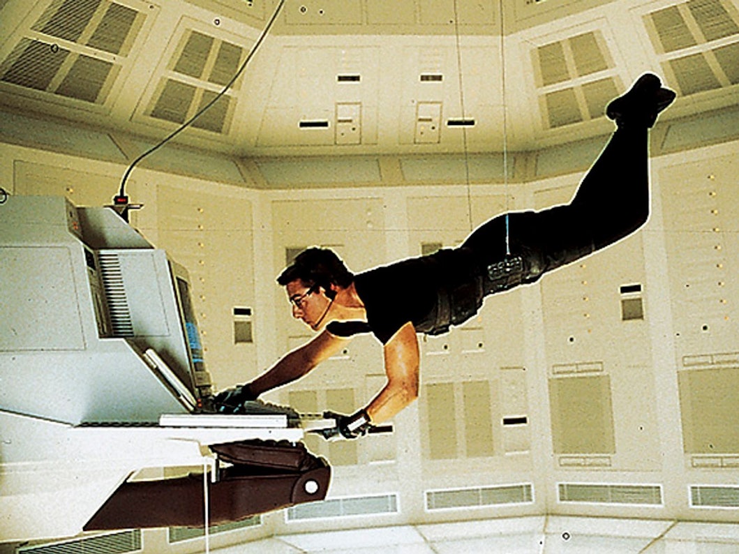 Die vielleicht spannendste und schönste Szene aus allen „Mission: Impossible“-Filmen: Top-Agent Ethan Hunt dringt in das CIA-Gebäude eim, um die Liste aller CIA-Spione zu stehlen. Der erste Teil der Reihe kam vor genau 30 Jahren in die Kinos. (Bild: Paramount)