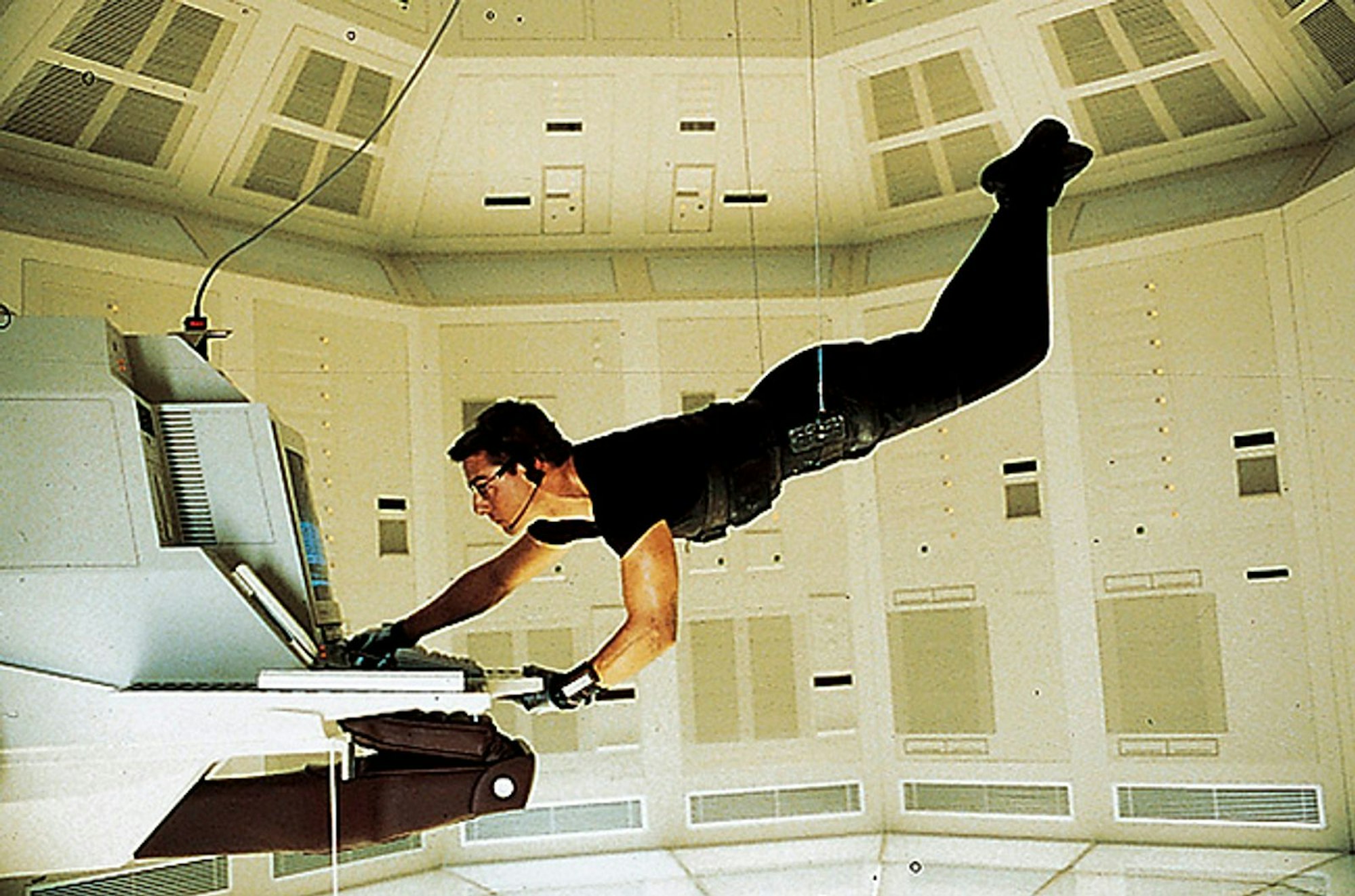 Die vielleicht spannendste und schönste Szene aus allen „Mission: Impossible“-Filmen: Top-Agent Ethan Hunt dringt in das CIA-Gebäude eim, um die Liste aller CIA-Spione zu stehlen. Der erste Teil der Reihe kam vor genau 30 Jahren in die Kinos. (Bild: Paramount)