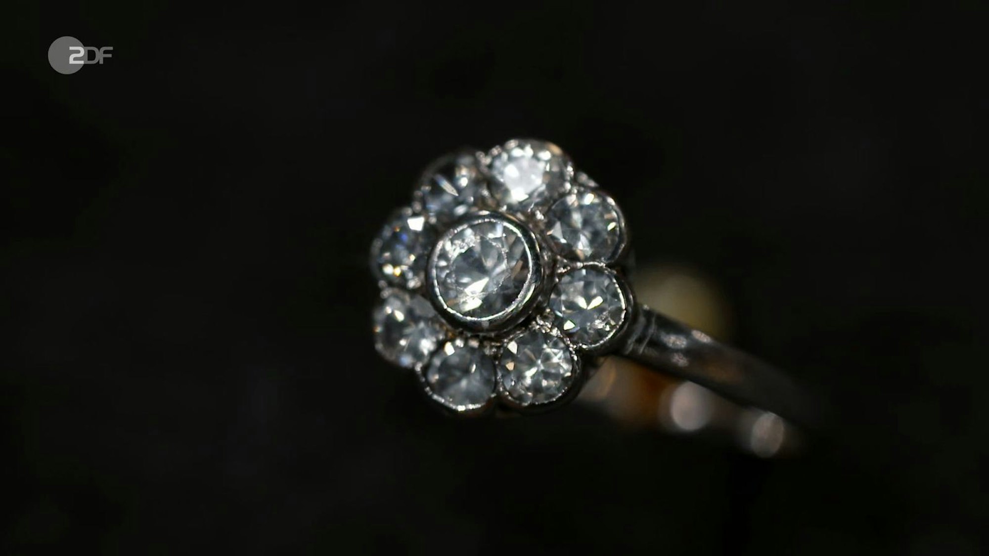 Der Ring mit Diamantimitationen aus den 1950er- oder 60er-Jahren wurde auf 150 bis 180 Euro geschätzt. 180 Euro bekam die Verkäuferin von Daniel Meyer.
(Bild: ZDF)