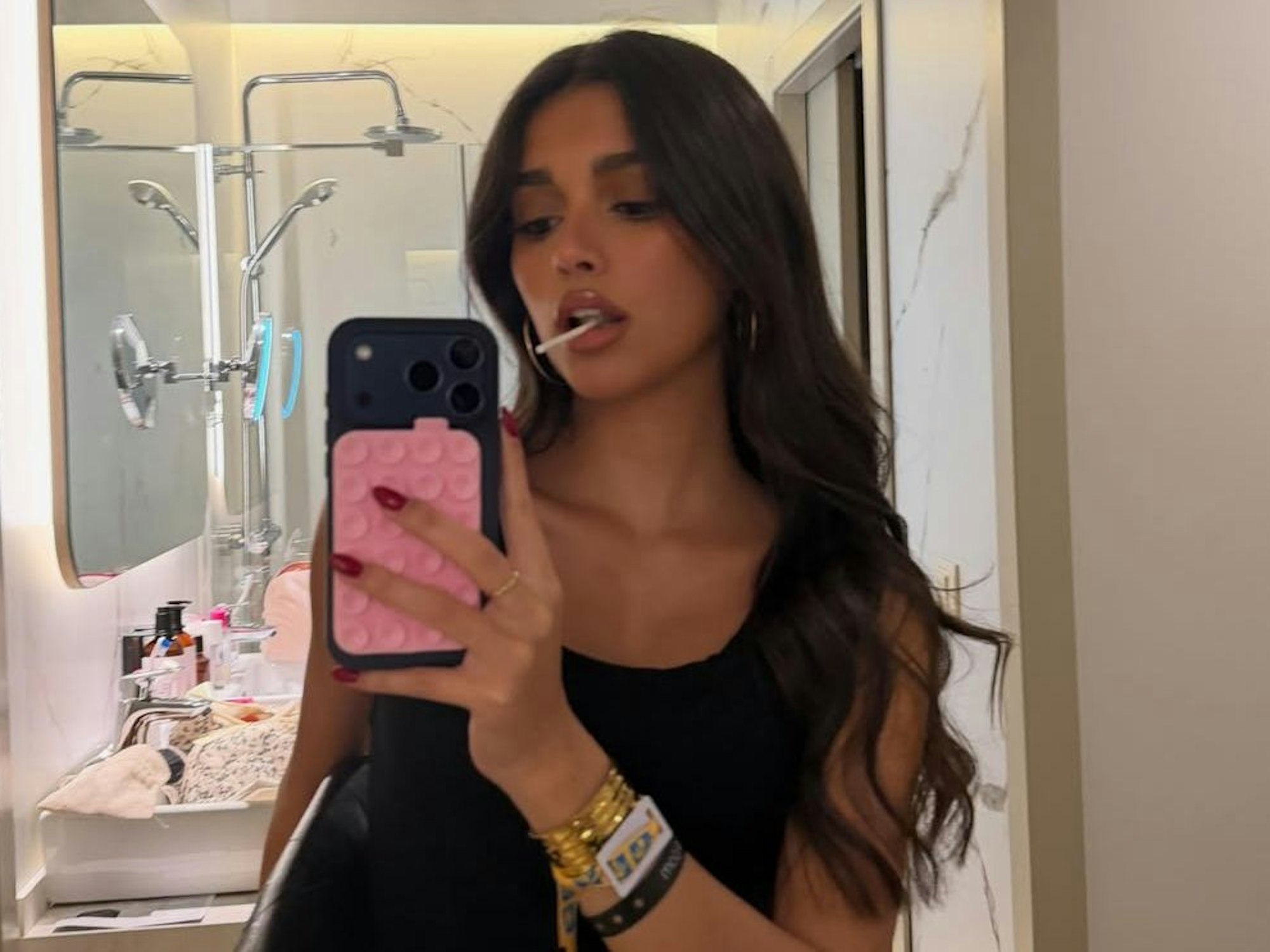 Inés García Santos posiert mit Lolli im Mund für ein Spiegel-Selfie.