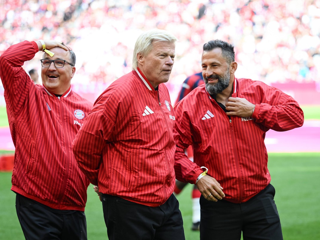 Oliver Kahn unterhält sich mit Hasan Salihamidzic.