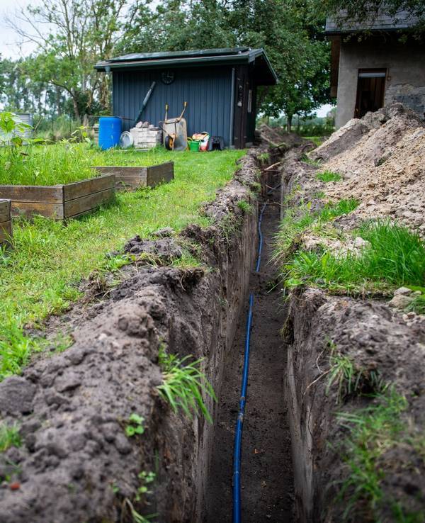 Ein Graben in einem Garten