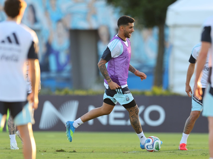 Cristian Romero beim Fußballtraining mit Ball.