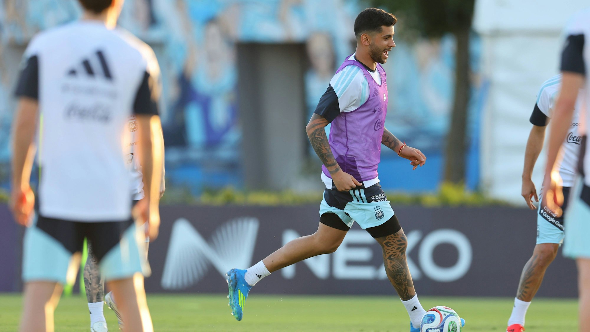 Cristian Romero beim Fußballtraining mit Ball.