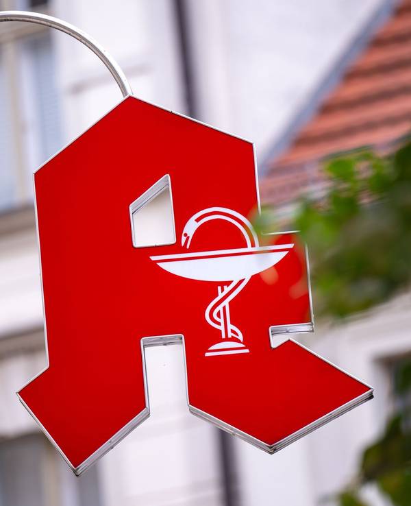 Ein Schild mit dem Apotheken-Logo