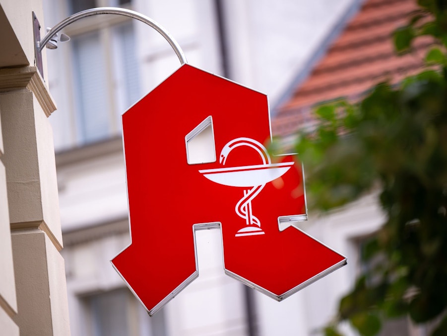 Ein Schild mit dem Apotheken-Logo