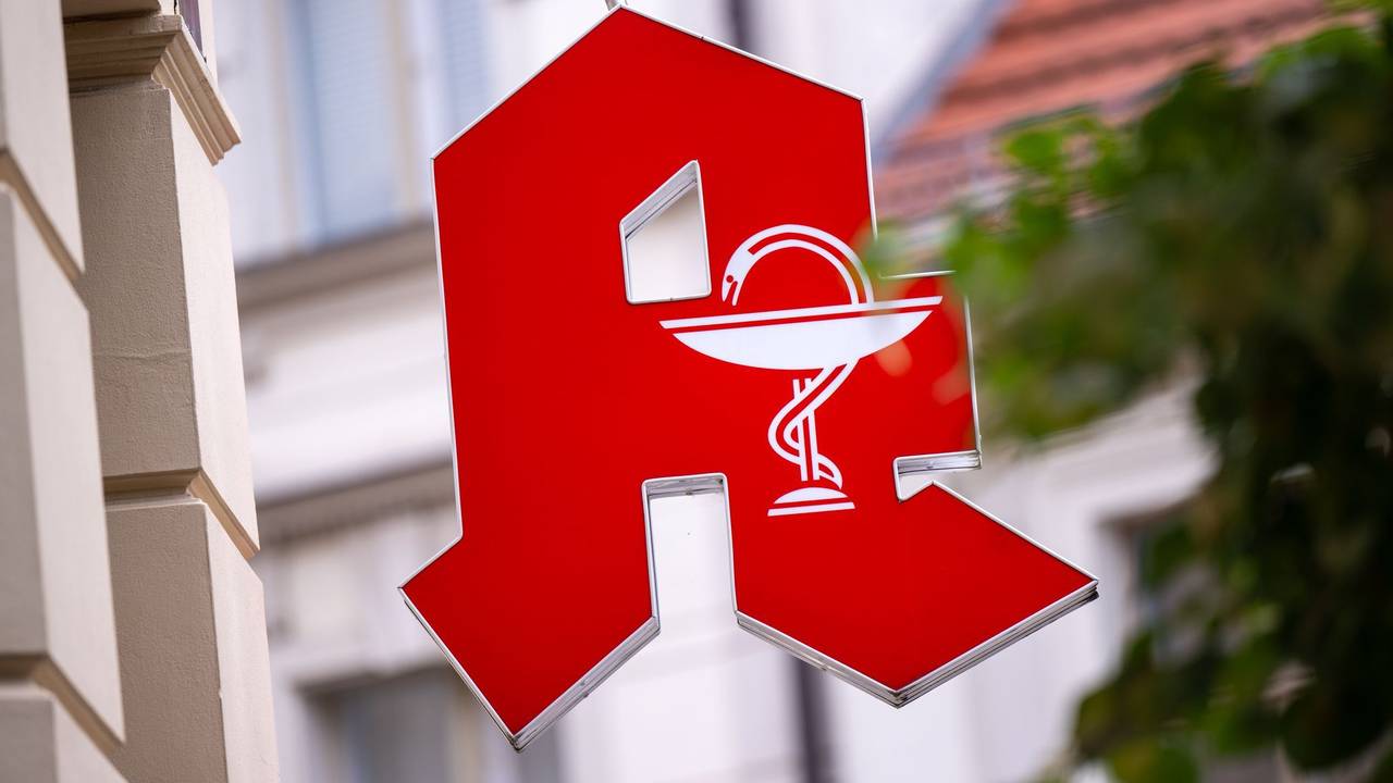 Ein Schild mit dem Apotheken-Logo