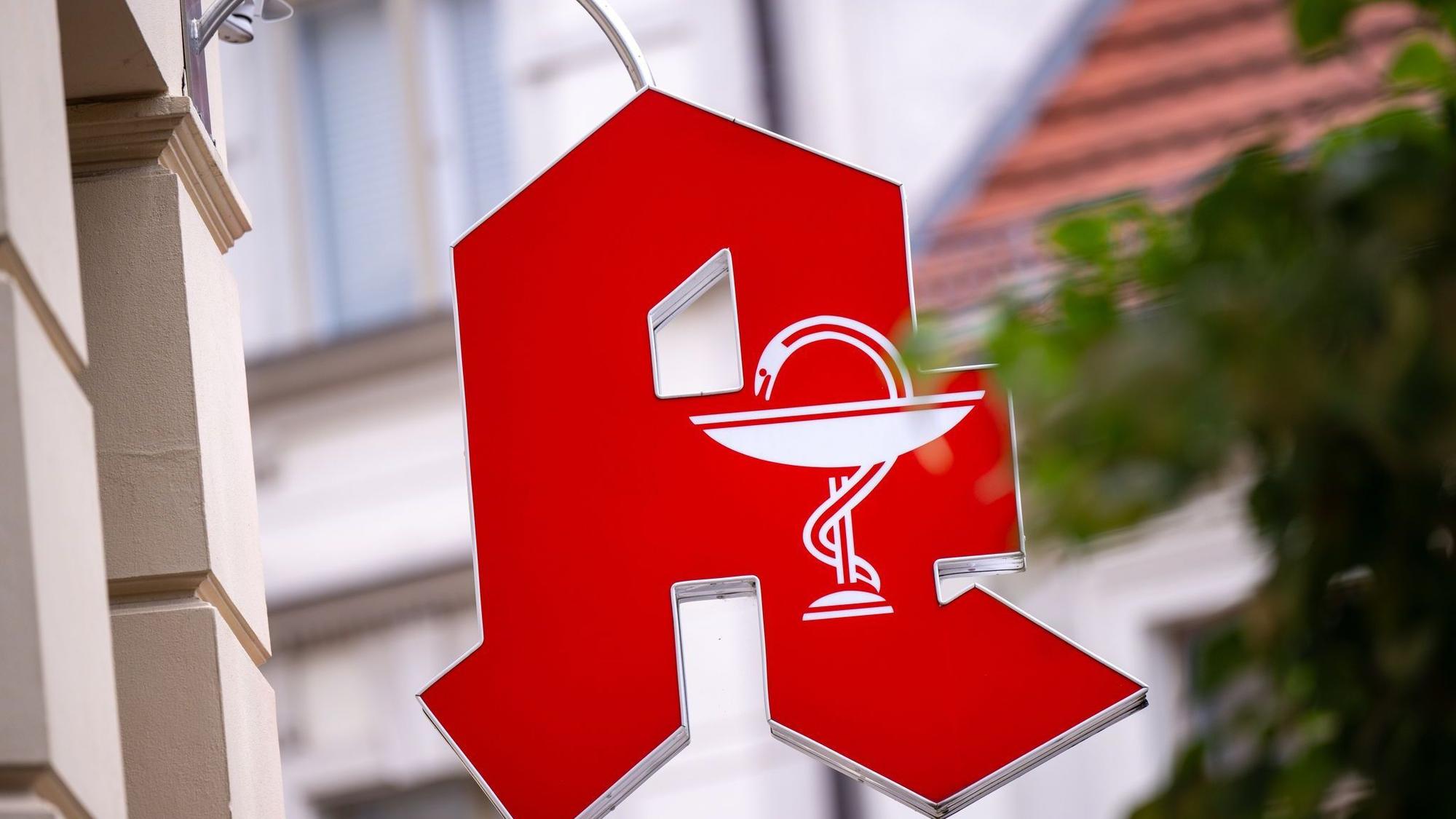 Ein Schild mit dem Apotheken-Logo