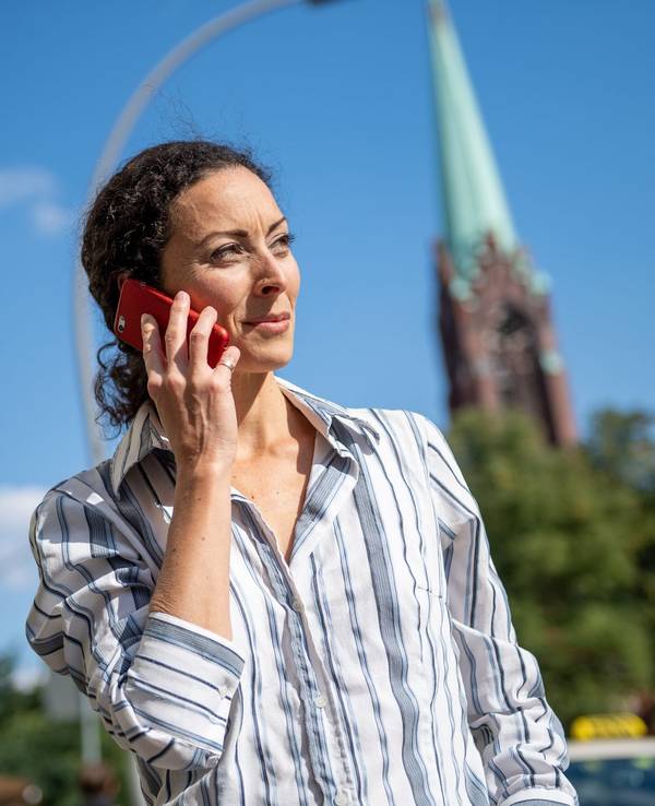 Eine Frau am Telefon