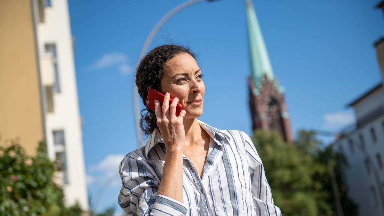 Eine Frau am Telefon