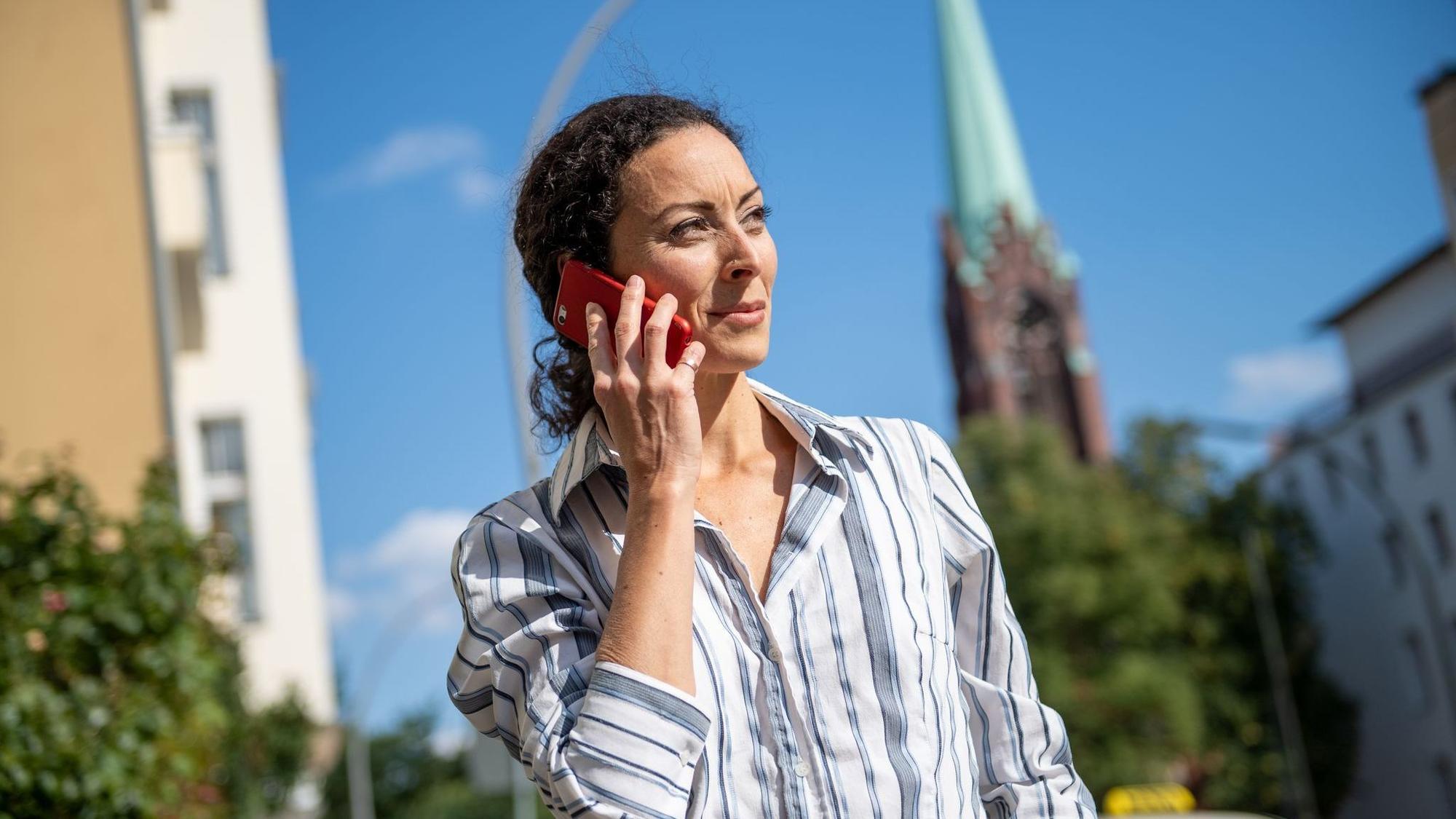 Eine Frau am Telefon