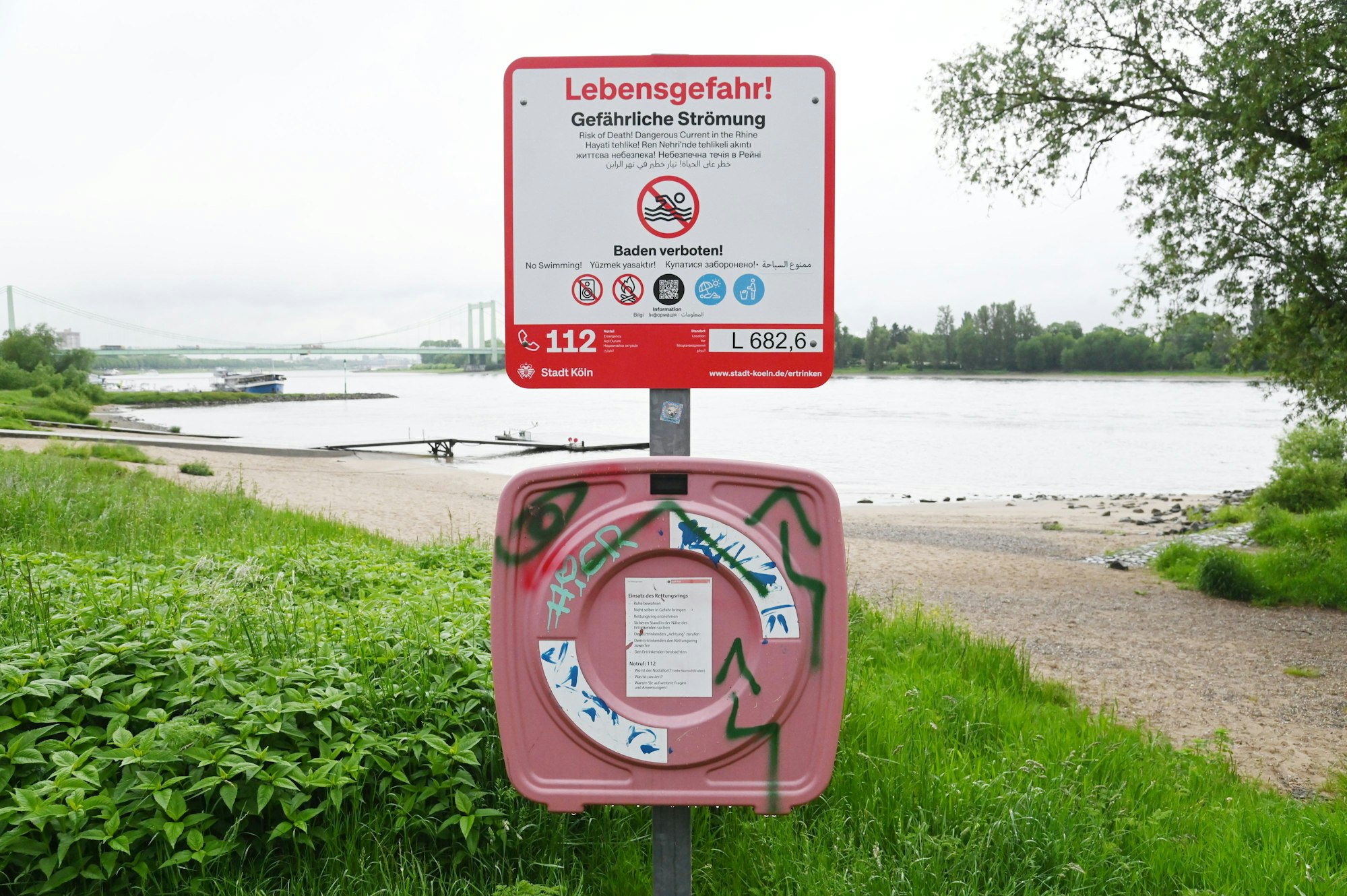 Auch am Kölner Rheinufer stehen neue Schilder, die auf das Badeverbot im Rhein hinweisen.