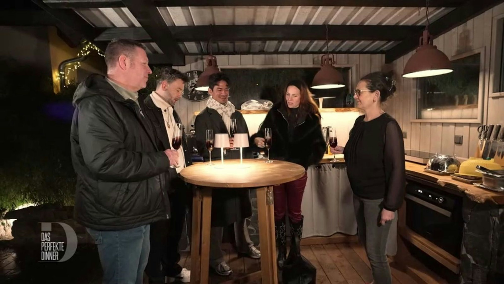 Die vollausgestattete Outdoor-Küche von Angela (rechts) hinterlässt bei (von links) Schorsch, Mathias, Ragil und Lui Eindruck.
(Bild: RTL)