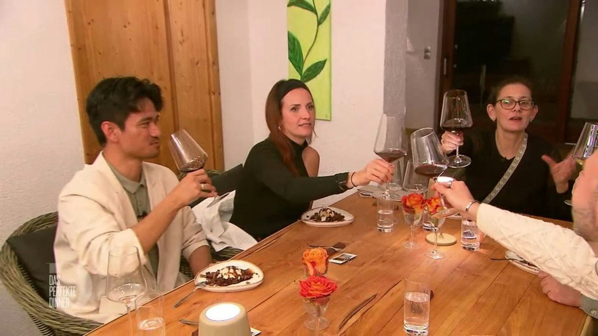 Mit dem Dessert fällt die Anspannung, doch Angela hadert mit ihrem Zeitmanagement.
(Bild: RTL)