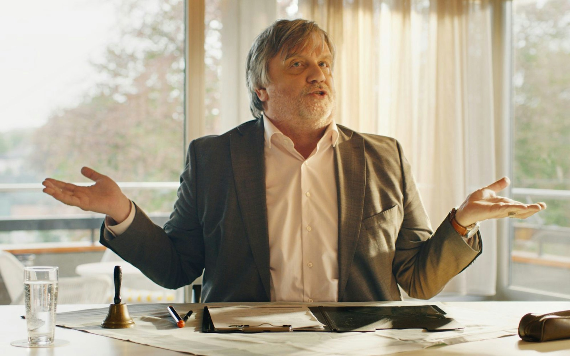 Tennisclub-Vorstand Heribert (Hape Kerkeling) ist im Streit um einen neuen Grill bald schon mit den Nerven am Ende. (Bild: Studiocanal GmbH)