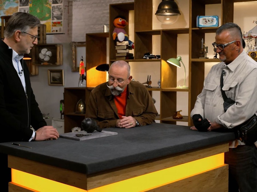 „Was ist das denn Spannendes?“, fragte Horst Lichter. „Das ist ein Schloss“, verriet der „Bares für Rares“-Experte Detlev Kümmel. (Bild: ZDF)